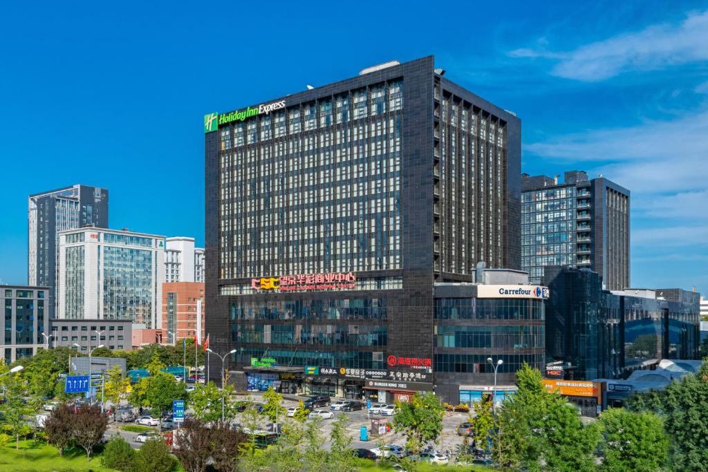 um edifício alto no meio de uma cidade em Holiday Inn Express Beijing Huacai, an IHG Hotel em Pequim