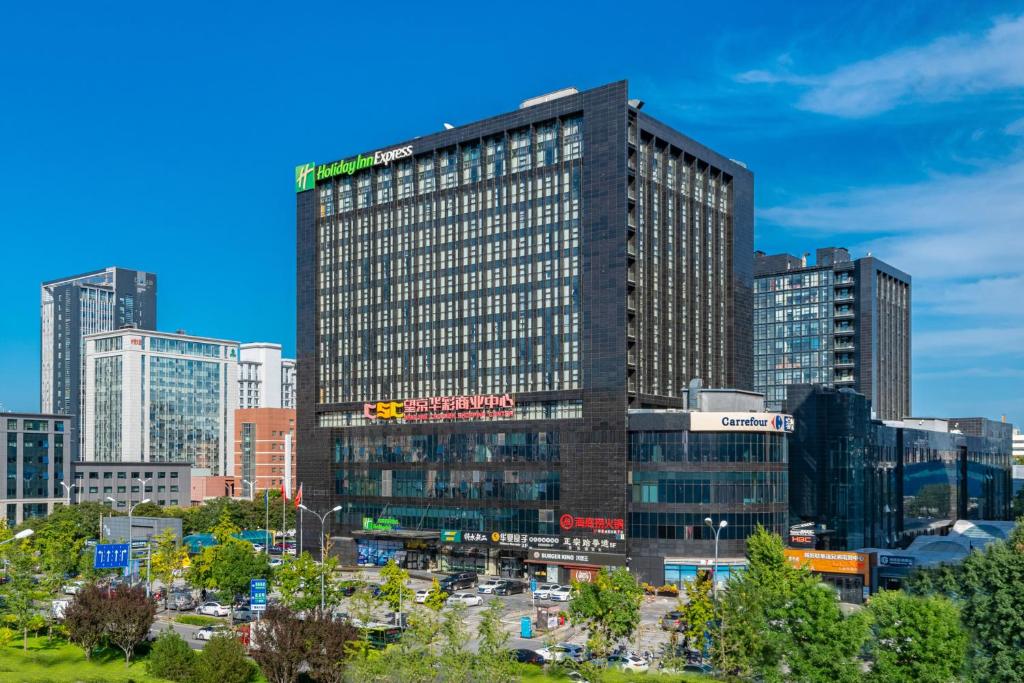 北京望京华彩北京智选假日酒店的城市中心的一座高楼
