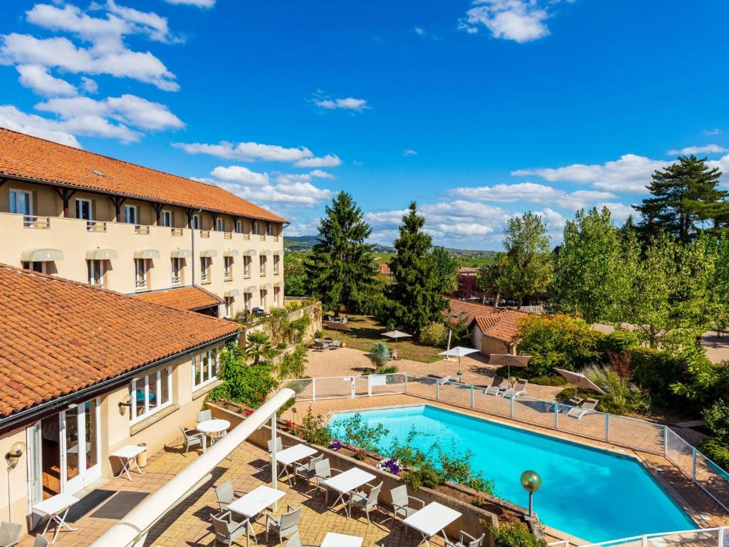 Bazén v ubytování Logis Hotel Noemys Morgon nebo v jeho okolí