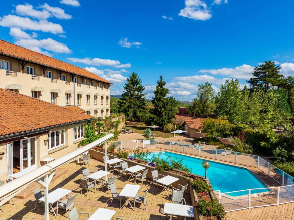Bazén v ubytování Logis Hotel Noemys Morgon nebo v jeho okolí