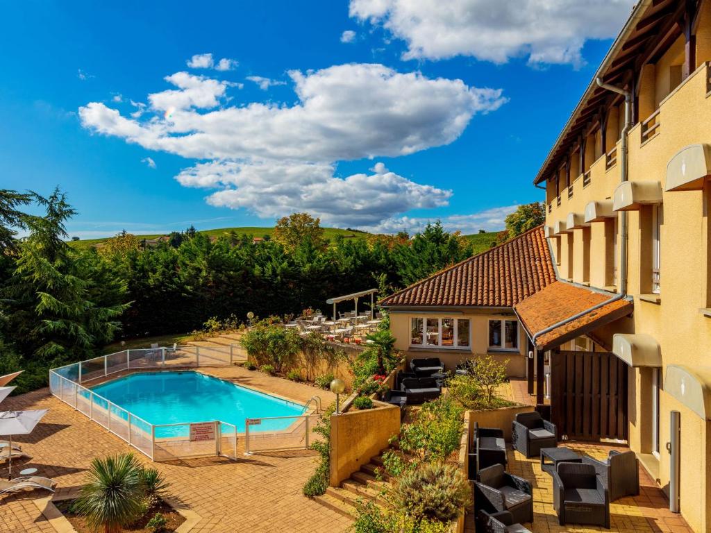 Bazén v ubytování Logis Hotel Noemys Morgon nebo v jeho okolí
