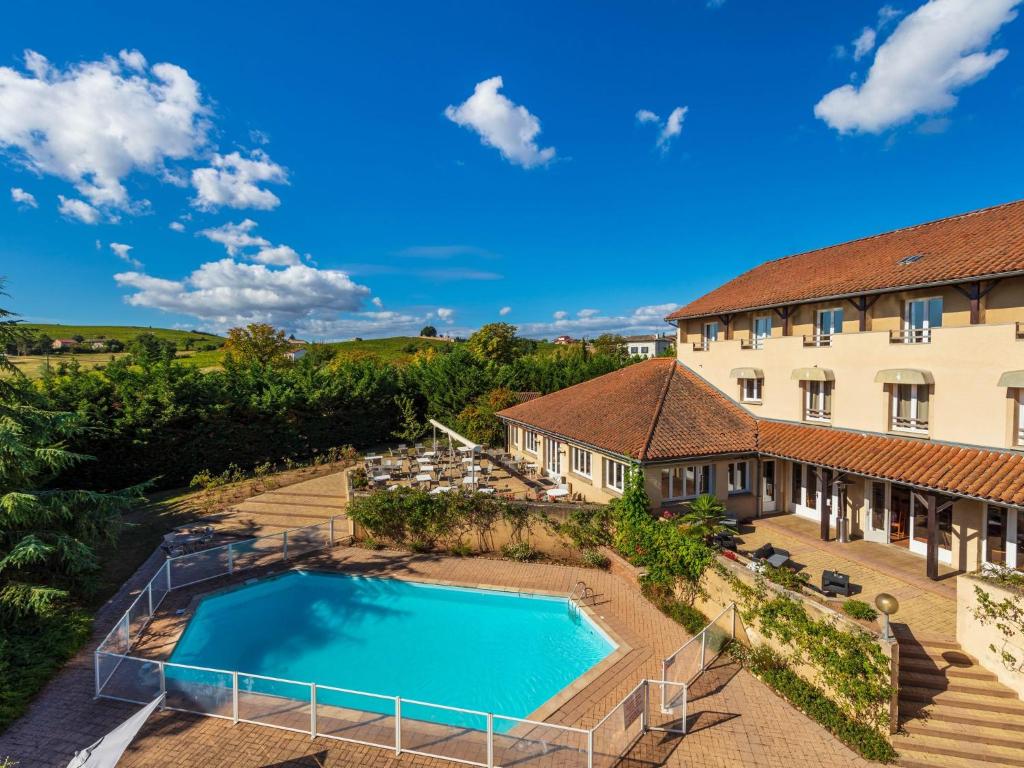 Bazén v ubytování Logis Hotel Noemys Morgon nebo v jeho okolí