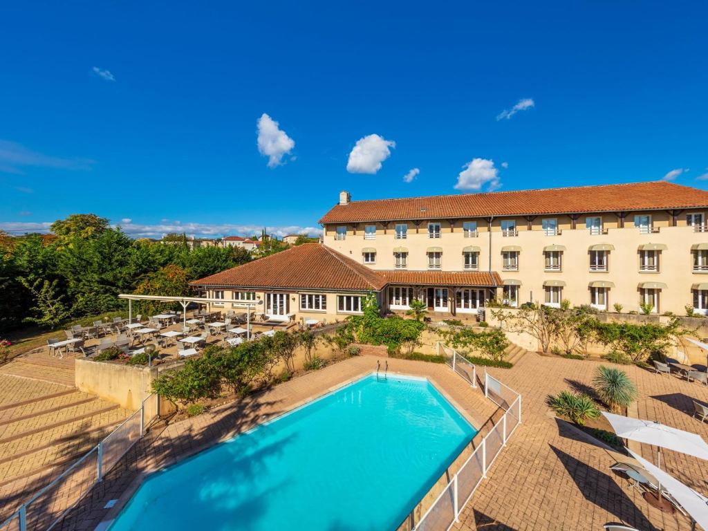 Bazén v ubytování Logis Hotel Noemys Morgon nebo v jeho okolí