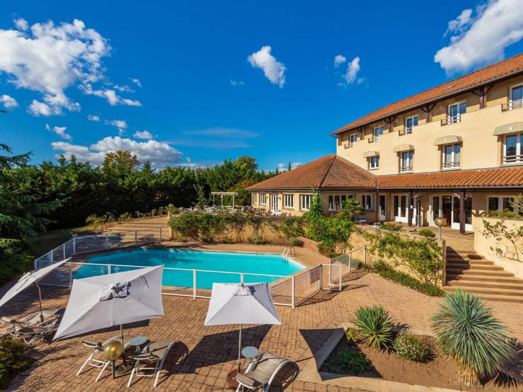Bazén v ubytování Logis Hotel Noemys Morgon nebo v jeho okolí