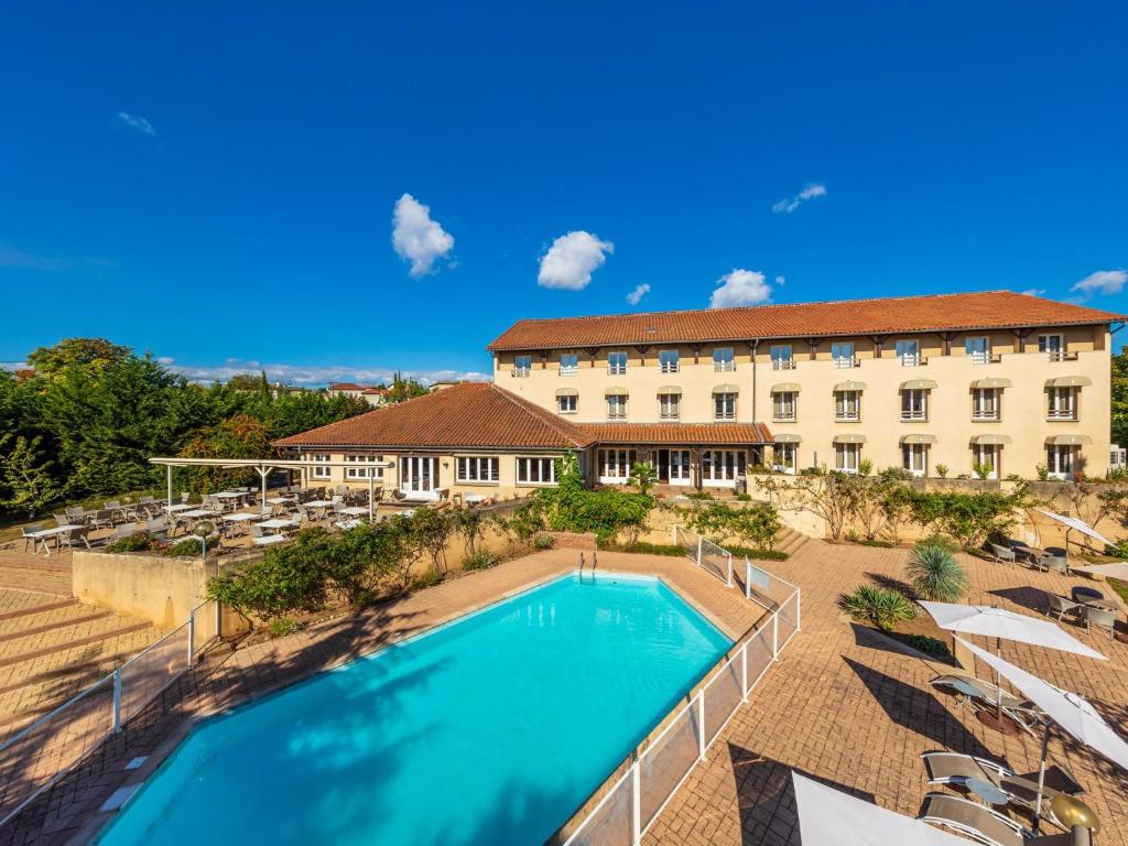 Bazén v ubytování Logis Hotel Noemys Morgon nebo v jeho okolí
