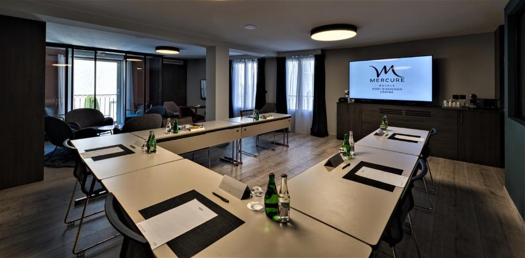 TV a/nebo společenská místnost v ubytování Mercure Pont d’Avignon Centre
