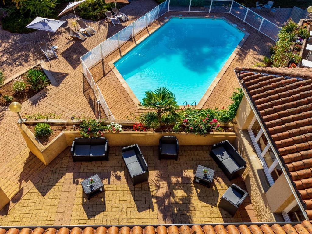 Bazén v ubytování Logis Hotel Noemys Morgon nebo v jeho okolí