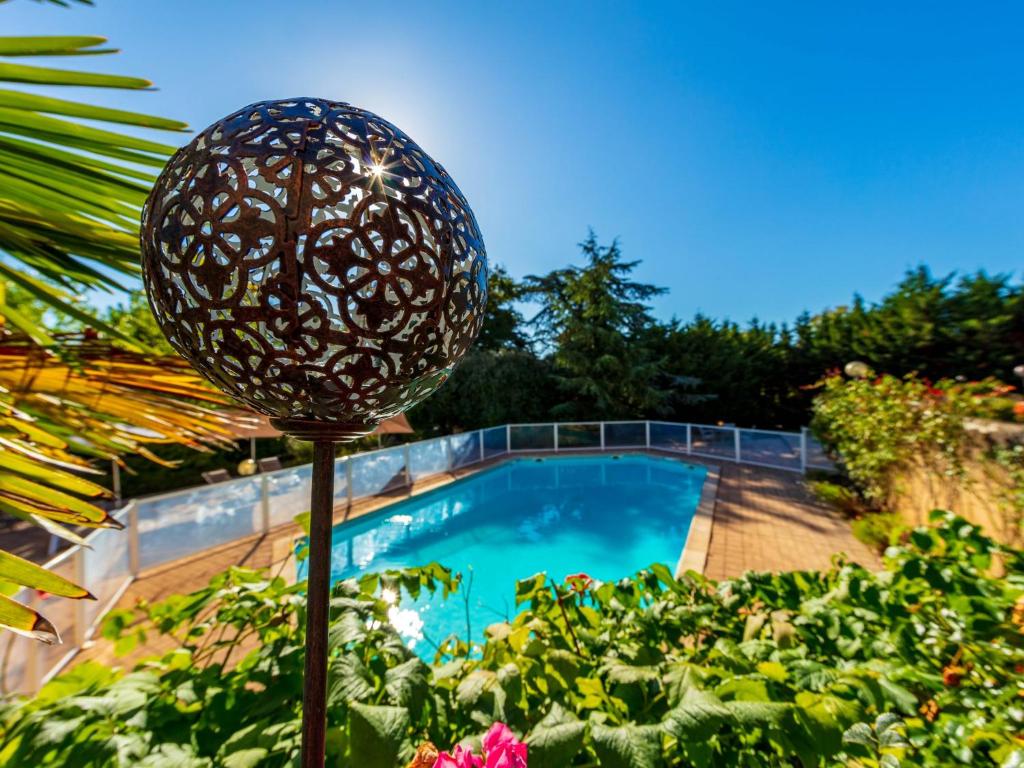 Bazén v ubytování Logis Hotel Noemys Morgon nebo v jeho okolí