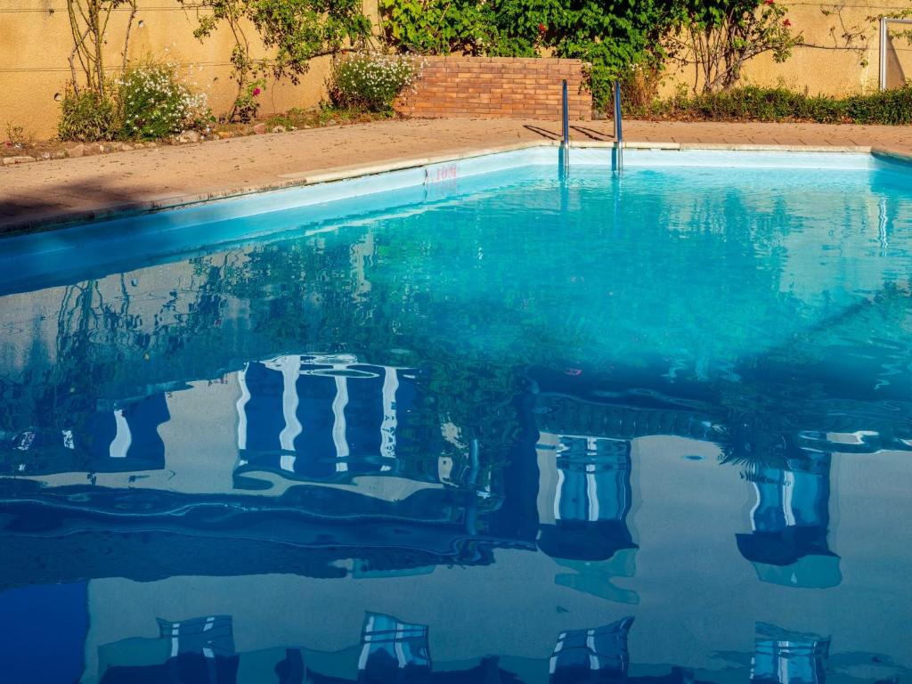 Bazén v ubytování Logis Hotel Noemys Morgon nebo v jeho okolí