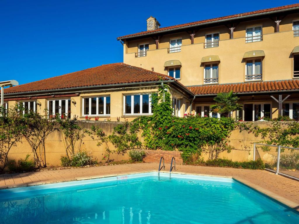 Bazén v ubytování Logis Hotel Noemys Morgon nebo v jeho okolí