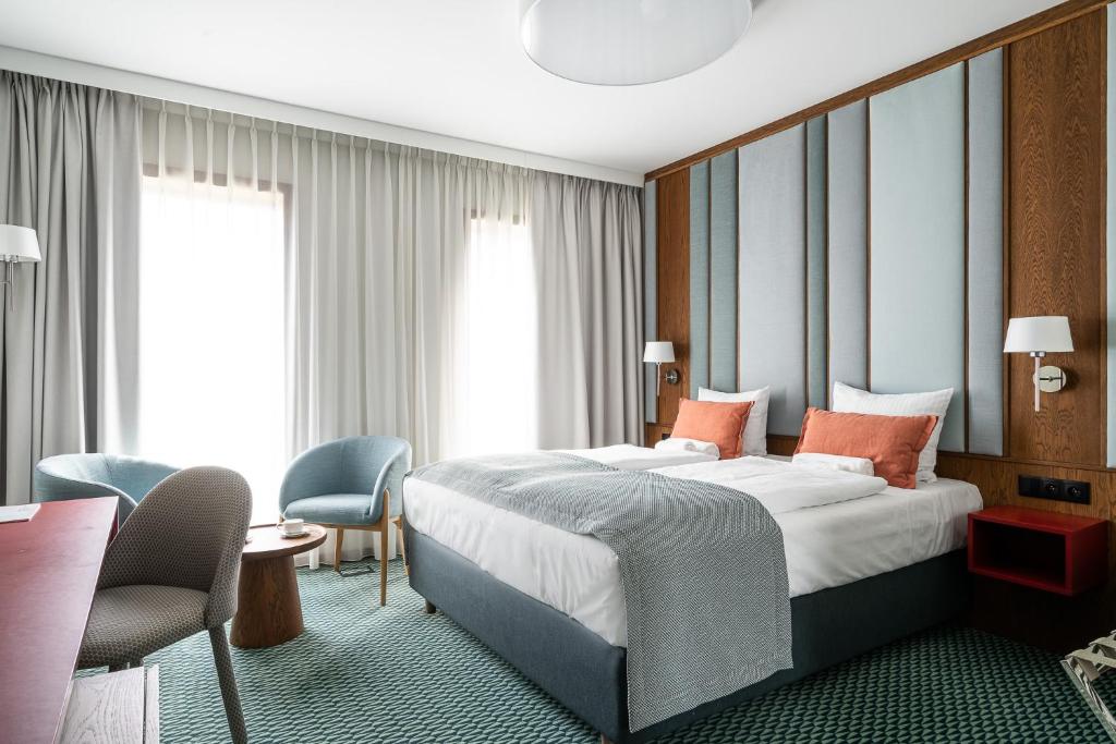 弗次瓦夫的住宿－RentPlanet - Apartamenty Centrum，酒店客房带一张大床和两张椅子