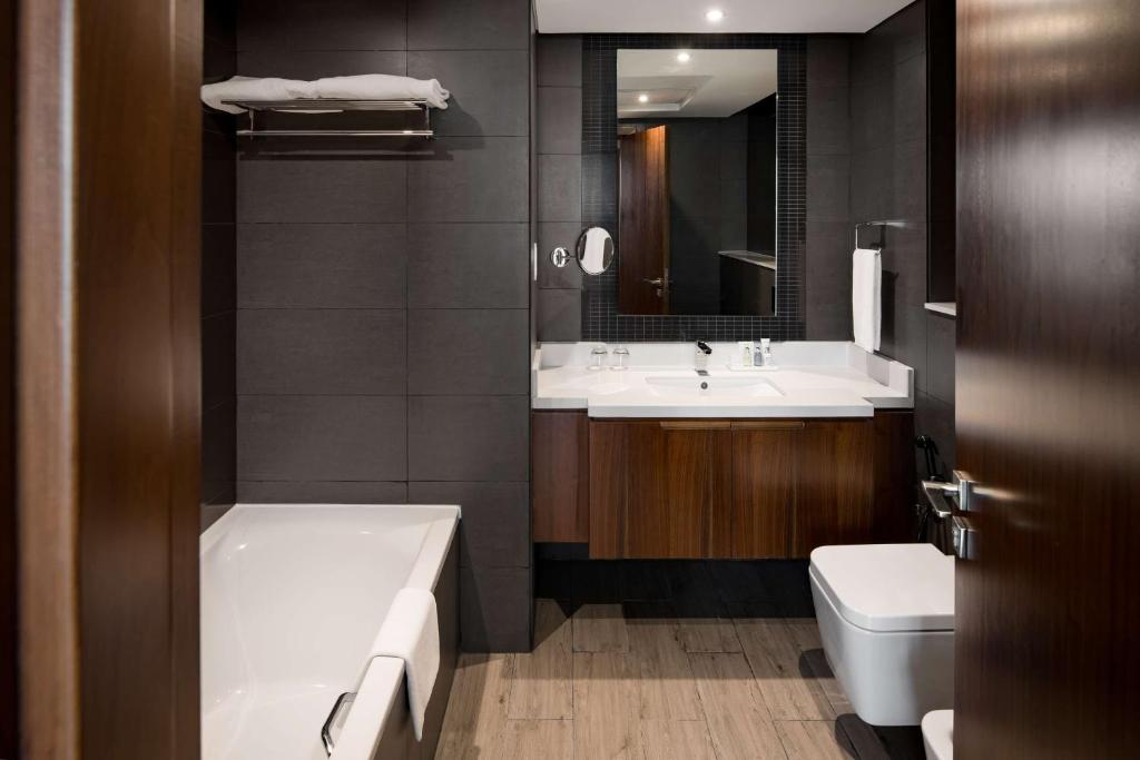 A bathroom at Radisson Blu Hotel, Dubai Canal View