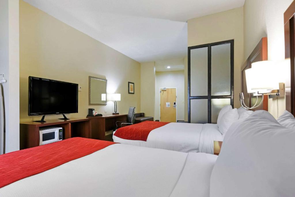 Comfort Suites Fultondale I-65 near I-22客房内的一张或多张床位