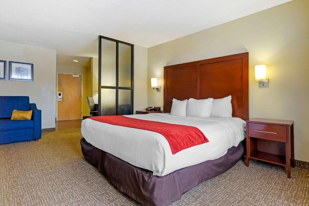 Comfort Suites Fultondale I-65 near I-22客房内的一张或多张床位