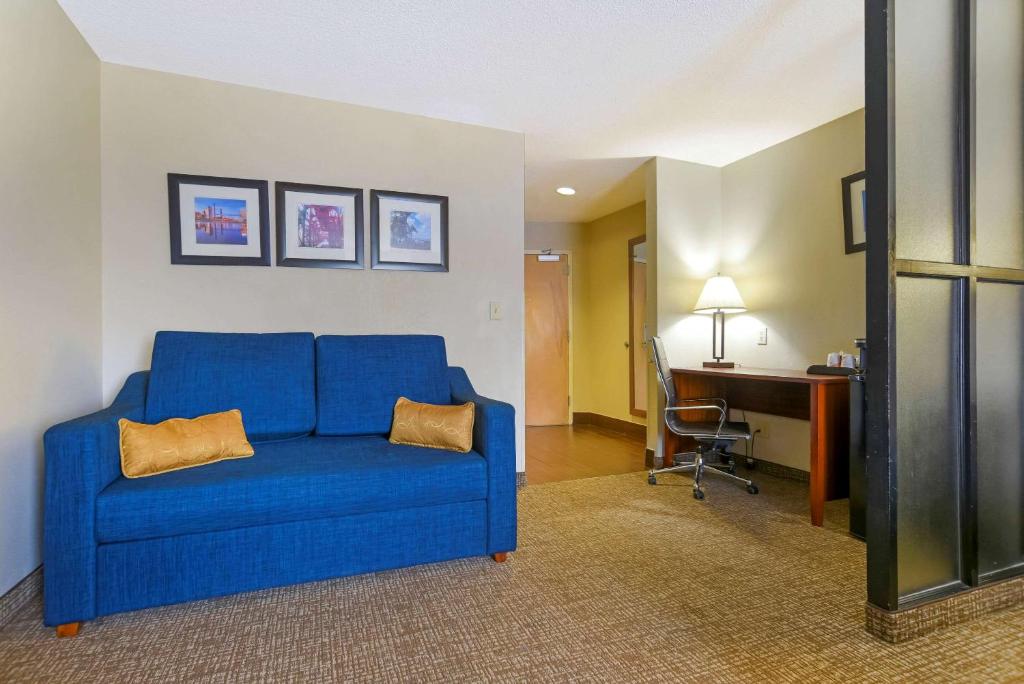 Comfort Suites Fultondale I-65 near I-22的休息区