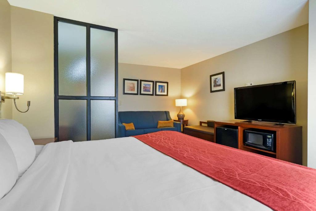 Comfort Suites Fultondale I-65 near I-22客房内的一张或多张床位