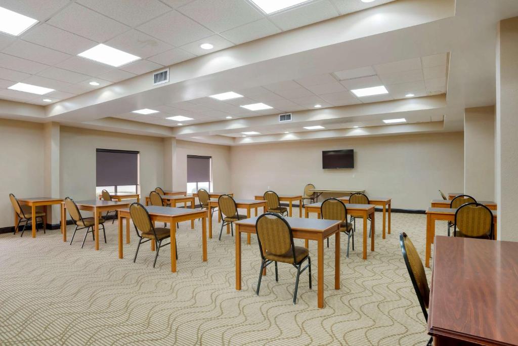 Comfort Suites Fultondale I-65 near I-22商务区和/或会议室