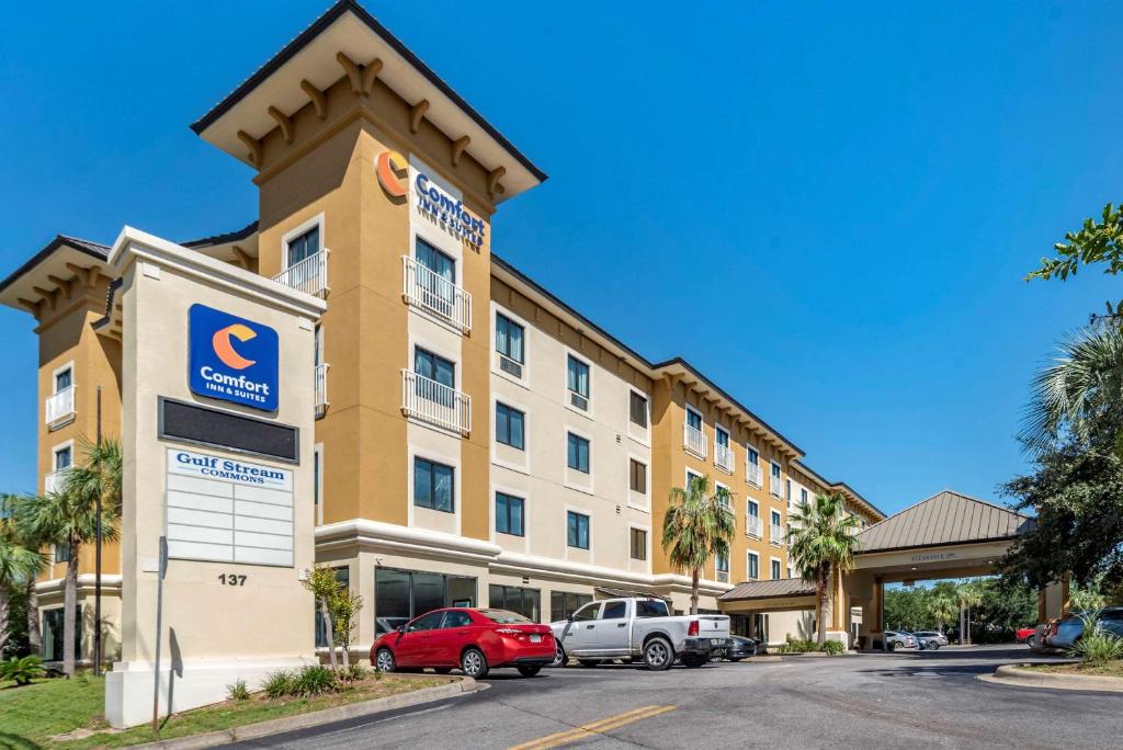 un hotel con coches aparcados delante en Comfort Inn & Suites, en Fort Walton Beach