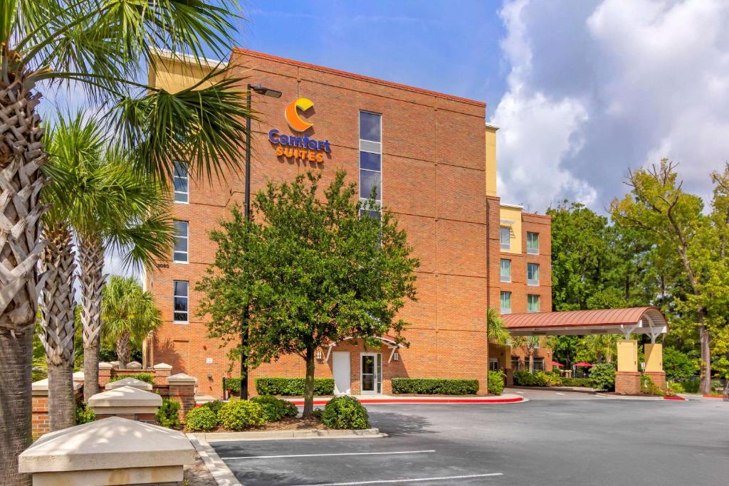 un hôtel avec un panneau sur le côté d'un bâtiment dans l'établissement Comfort Suites Charleston West Ashley, à Charleston