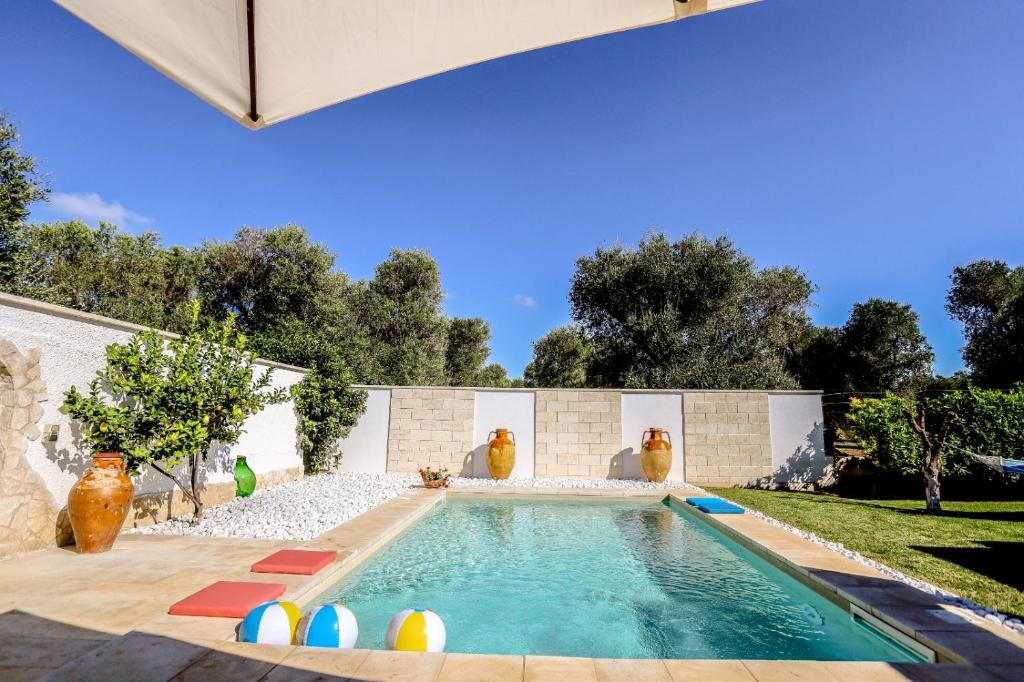 einen Pool im Hinterhof eines Hauses in der Unterkunft Appartamento ellea resort in San Michele Salentino