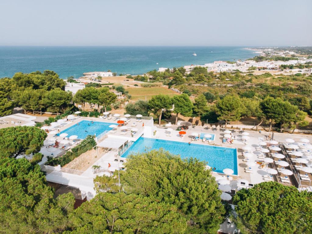 una vista aérea de un complejo con 2 piscinas en Porto Giardino - CDSHotels, en Monopoli