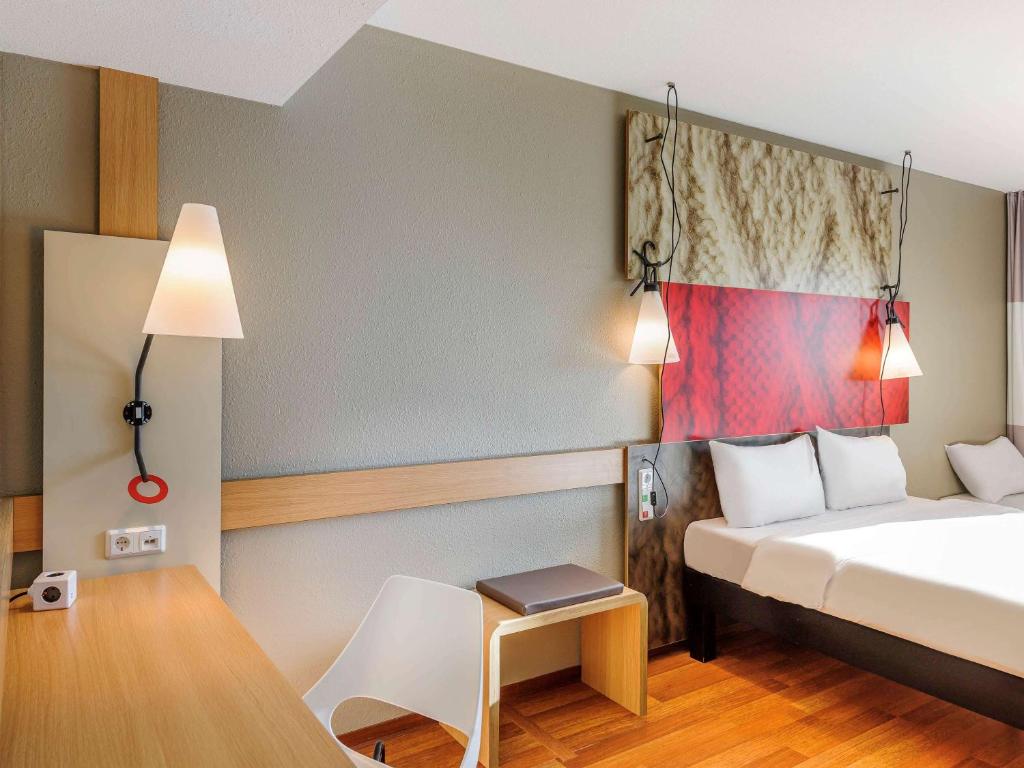 Postel nebo postele na pokoji v ubytování ibis Hotel München Messe