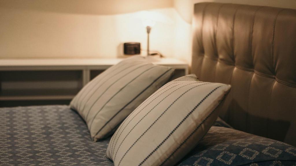 2 poduszki na łóżku w pokoju hotelowym w obiekcie Appartamento Bolongaro - Affitti Brevi Italia w mieście Stresa