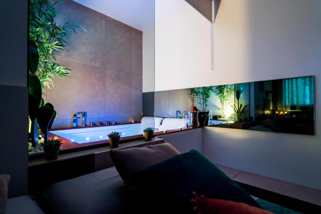 un bagno con vasca e un divano in camera di MC Suite Relax a Polignano a Mare