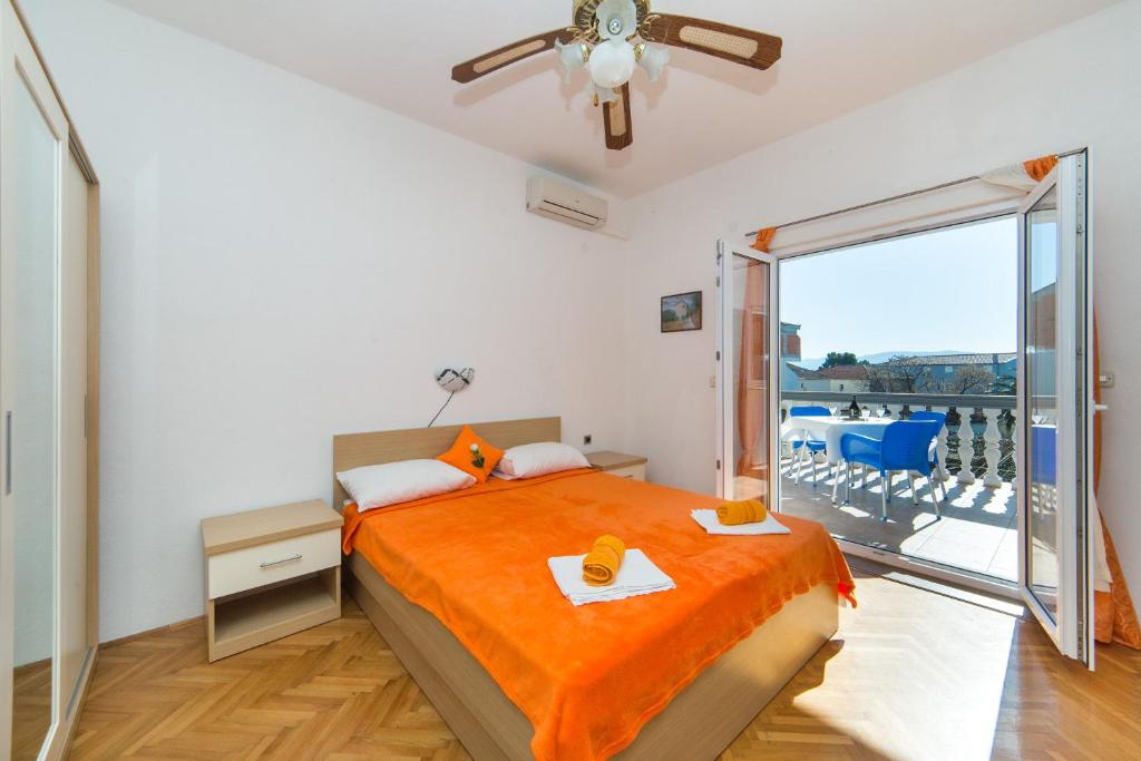 Postel nebo postele na pokoji v ubytování Apartments Ostrog