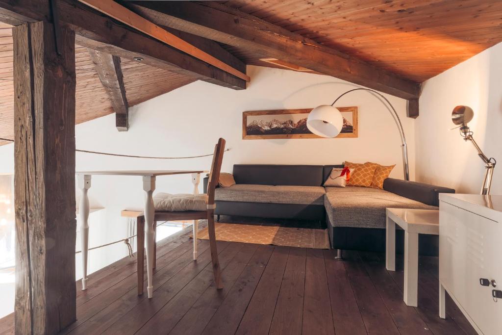 een woonkamer met een bank en een tafel bij Hornhaus in Kitzbühel