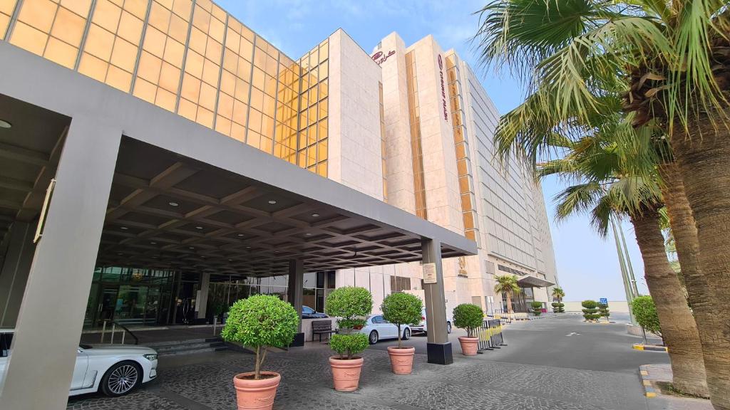 クウェートにあるCrowne Plaza Kuwait Al Thuraya City by IHGの車が停まった建物