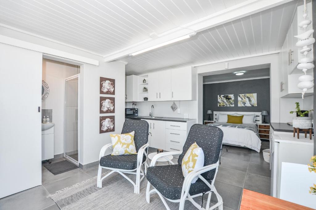 a living room with a kitchen and a bedroom at Hip-Nautic in Yzerfontein