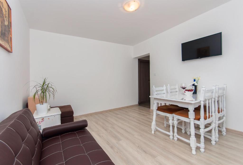 Televízia a/alebo spoločenská miestnosť v ubytovaní Apartmani Joško Duće - Omiš