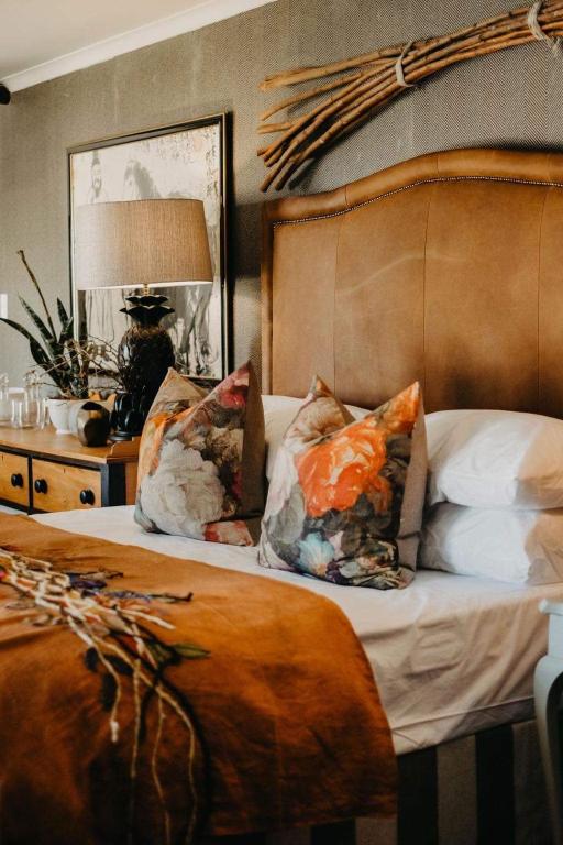 Un pat sau paturi într-o cameră la Twyfelberg Karoo Hideaway
