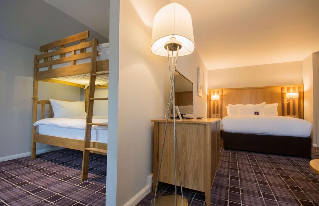 Postel nebo postele na pokoji v ubytování Kingsmills Hotel