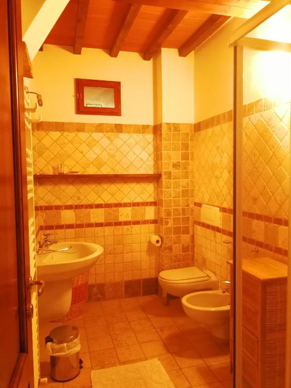 łazienka z toaletą i umywalką w obiekcie Residence il Poggiolino w mieście Montecarelli
