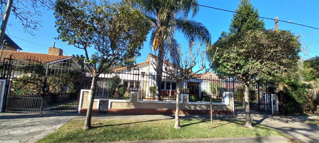 Casona LA FLORIDA con parque y pileta, a una cuadra del río - Casa De Cuatro Dormitorios