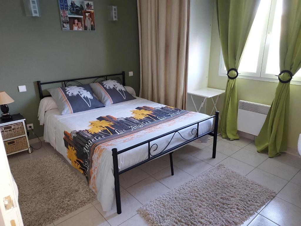 um quarto com uma cama e uma janela em Cher Micheée et Bernard em Camplong-dʼAude