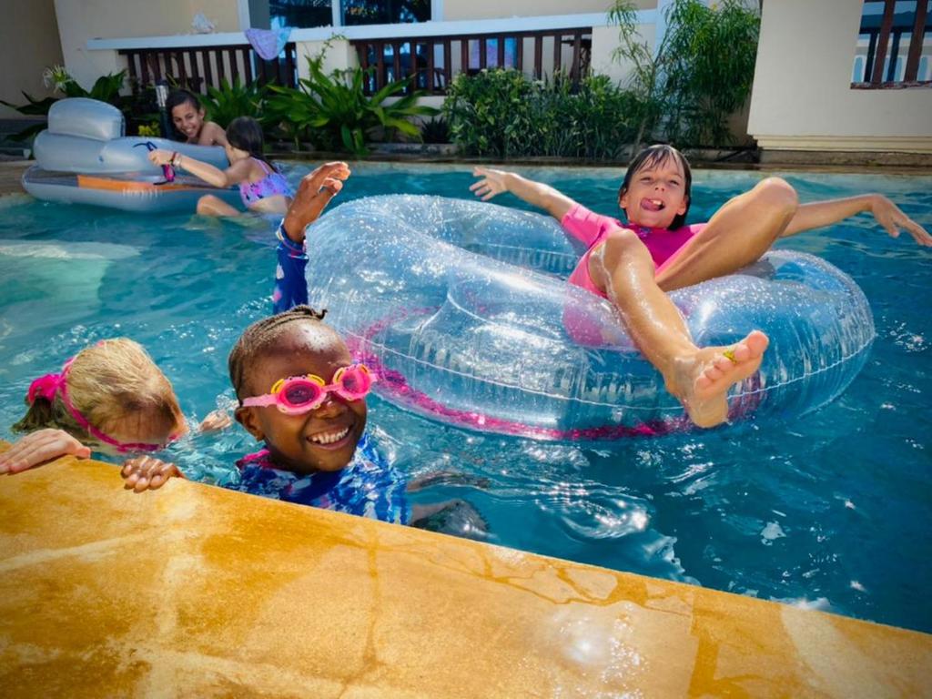 Bazén v ubytování Mambo Paradise nebo v jeho okolí