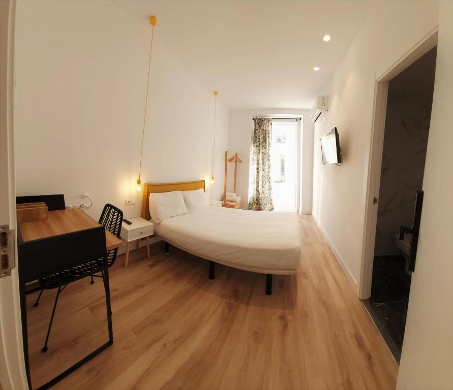 Hostal Manuela by gaiarooms客房内的一张或多张床位