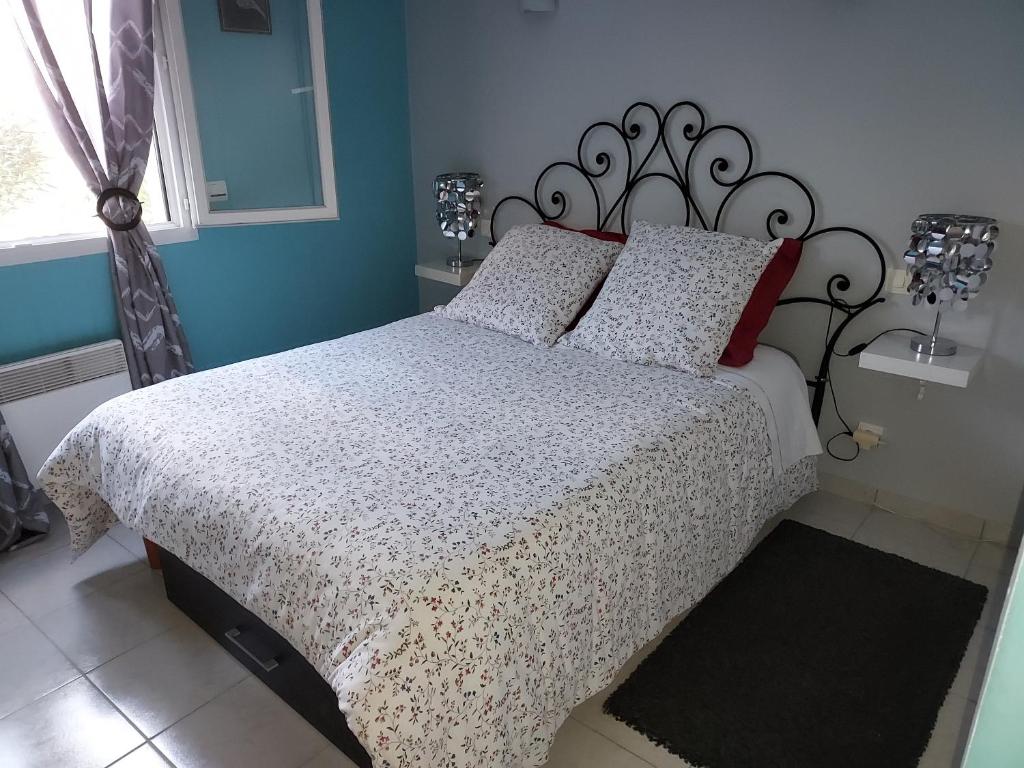 Кровать или кровати в номере Cher Micheée et Bernard
