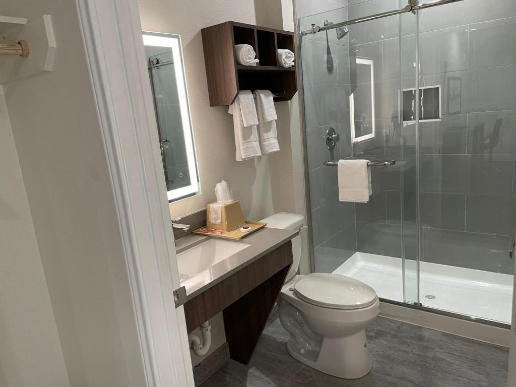 Palace Inn Blue - Garth Rd - Suite De Luxe Avec Bain De Spa
