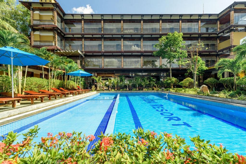 an empty swimming pool in front of a building at Qualia Resort Phu Quoc in Phú Quốc