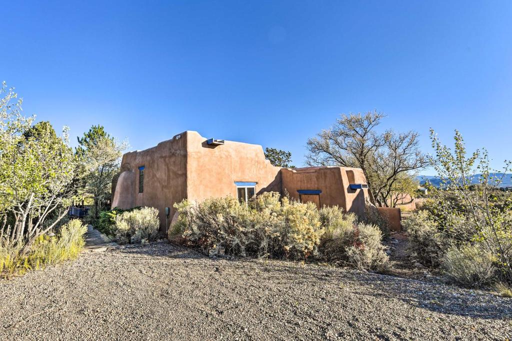 une maison au milieu d'un désert avec des buissons dans l'établissement El Prado Home with Hot Tub, Panoramic Mtn Views, à El Prado