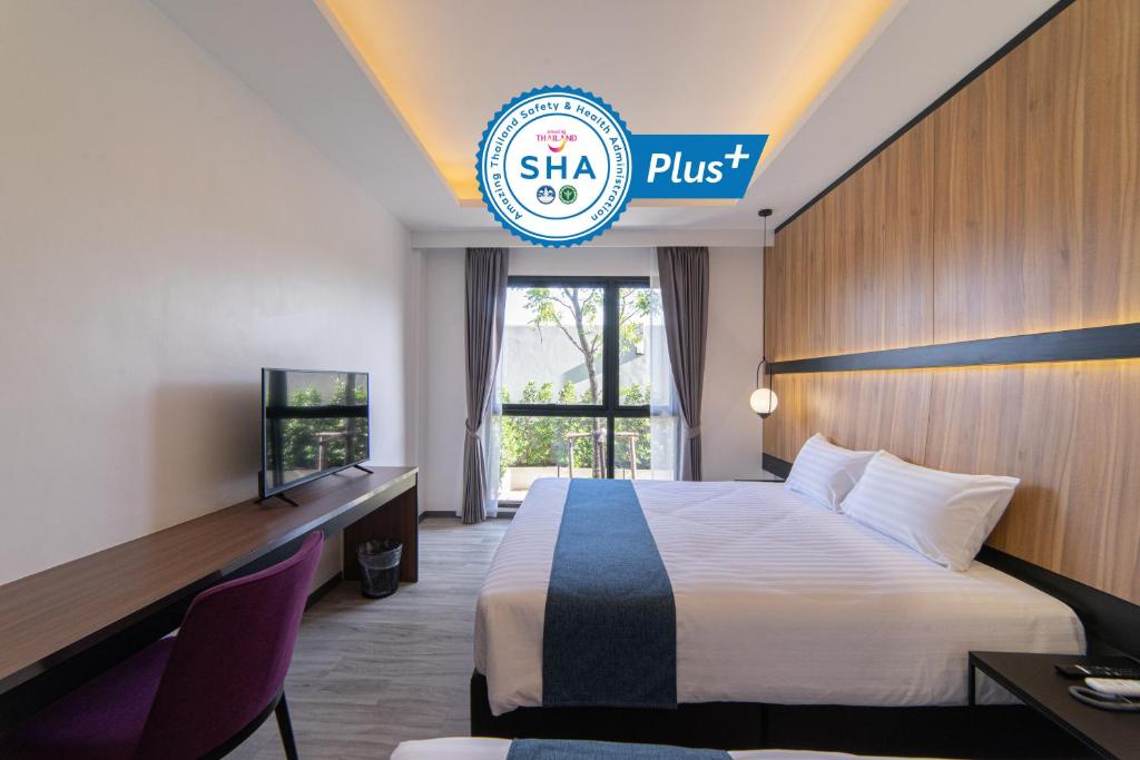 um quarto de hotel com uma cama e uma placa que diz shka plus em Gate43 Airport Hotel em Lat Krabang