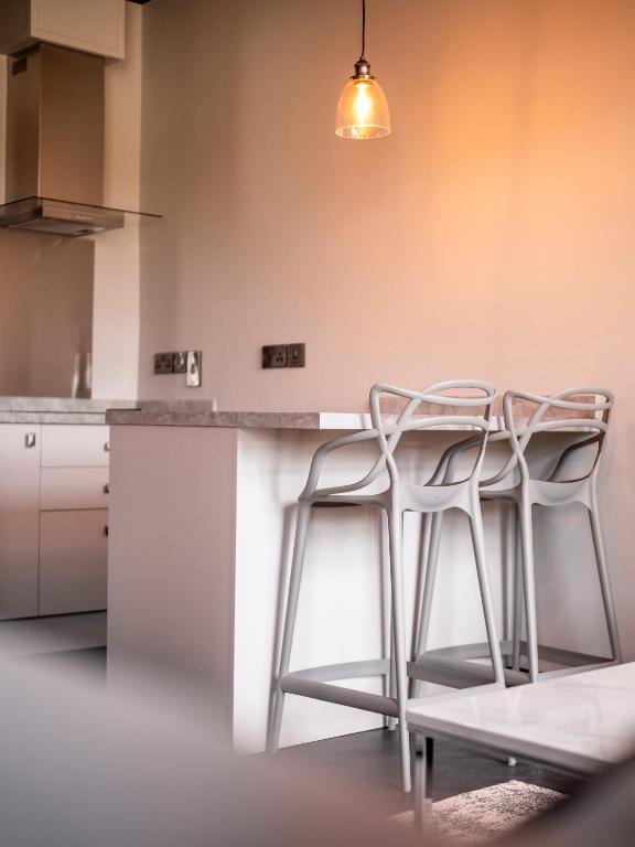 Kuchyň nebo kuchyňský kout v ubytování Bowers Mill Aparthotel