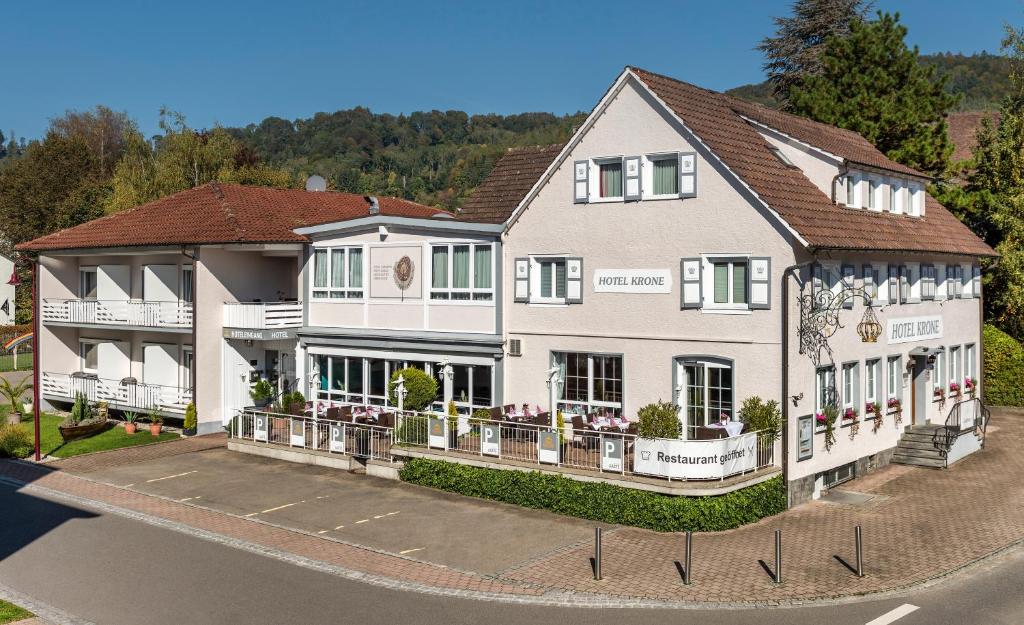 een weergave van een groot wit huis bij Bodenseehotel Krone und Historisches Aparthotel Gästehaus des Hotel Krone in Bodman-Ludwigshafen