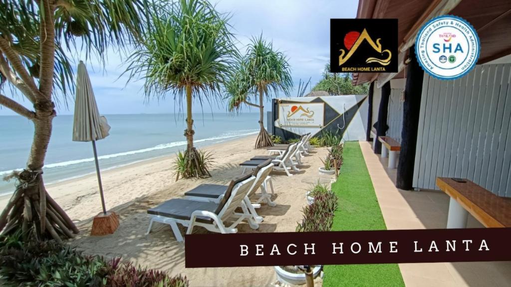 Beach Home Lanta في كو لانتا: منزل على الشاطئ مع صف من الكراسي والشاطئ
