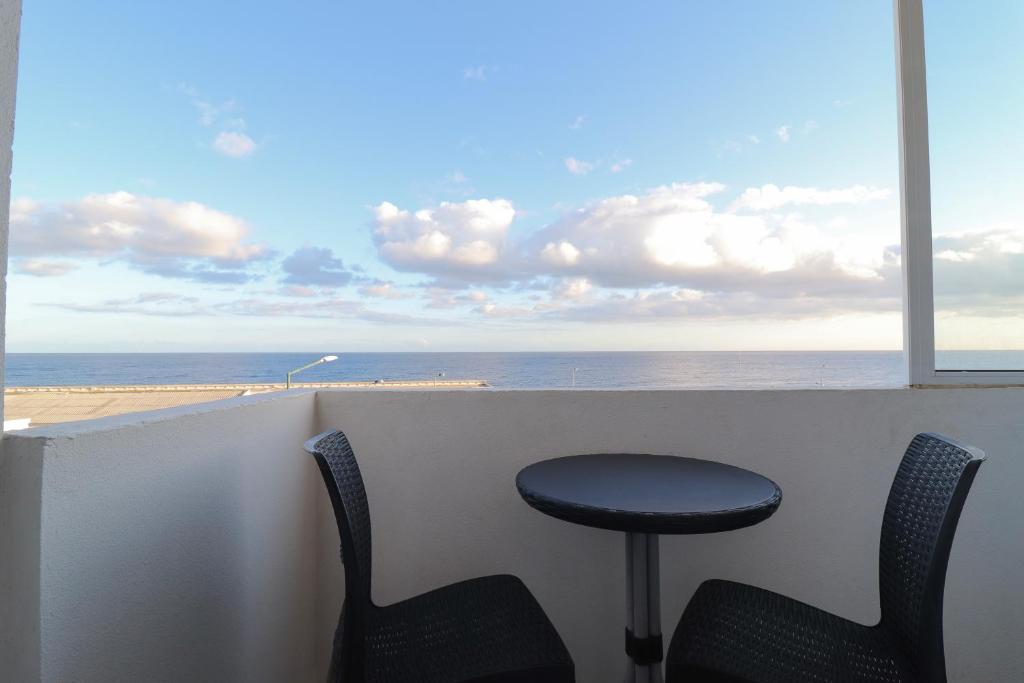 Uma vista do mar geral ou uma vista do mar a partir do apartamento