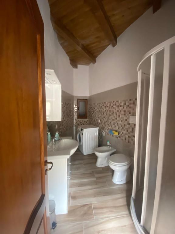 łazienka z 2 toaletami i umywalką w obiekcie BORGO DON ARMANDO - Appartamento A B C E w mieście Francavilla in Sinni